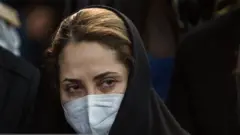 مژگان شجریان، خواننده و فرزند محمدرضا شجریان در بهشت زهرا