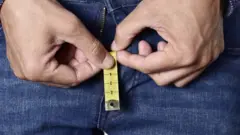 Hombre con cinta métrica.