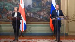 Liz Truss ve Sergey Lavrov