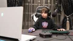 Joseph Deen em frente ao computador