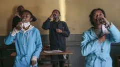 Abanyeshuri bo muri Madagascar barimo gushishikarizwa kunywa umuti watangajwe na perezida