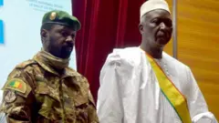 Le président de transition Bah Ndaw et le colonel Assimi Goita, président du Comité national pour le salut du peuple (CNSP).
