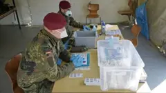 Alman askerlerinin koronavirüs testi yaptıkları bir merkez