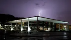 Prédio do STF à noite, sob raio