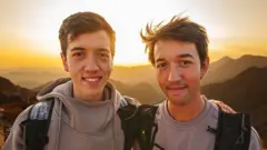 يخوض أخوان، لأم صينية وأب بريطاني، سباق ماراثون كل يوم لمدة ستة أشهر؛ فيركضان على طول سور الصين العظيم مجتازين الصحارى والجبال.