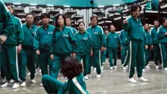 넷플릭스 역사상 가장 인기 있는 시리즈인 '오징어 게임' 의 한 장면