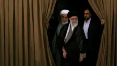 وحید حقانیان - راست - در کنار علی خامنه ای و محمد گلپایگانی