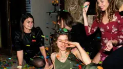Mujere jóvenes de fiesta.