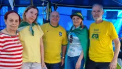 Pessoas embaixo de barraca