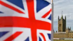 House of Parliament from Westminster Bridge with Union Flag for di foreground