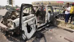 Imodoka y'igipolisi yatwitswe n'umupolisi apfa atwitswe muri urwo rugomo