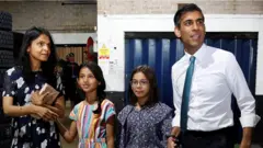 భార్య, కుమార్తెలతో రిషి సునక్