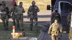 ضباط إنفاذ القانون يفتشون ممتلكات شخص يحتمل أن تكون له علاقة بالتفجير في ضاحية آنتيوك، بالقرب من ناشفيل في 26 ديسمبر/كانون الأول 2020