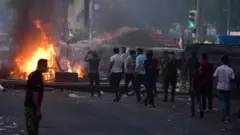 متظاهرون يشعلون حريق لقطع إحدى الطرق وسط بغداد.