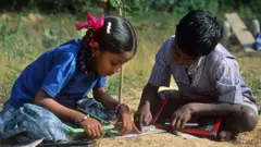 ஆண் பெண் மாணவர்கள்