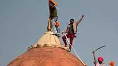 লাল কেল্লার গুম্বুজে খালসা পতাকা ওড়ানো হচ্ছে।