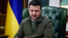 Perezida wa Ukraine Volodymyr Zelensky arimo kuvuga ijambo