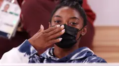 Simone Biles manda un beso a sus fanaticos