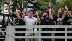 บรรดาแกนนำแนวร่วมธรรมศาสตร์ฯ ชูสามนิ้วร่ายรำอย่างรื่นเริงหลังประกาศชัยชนะ