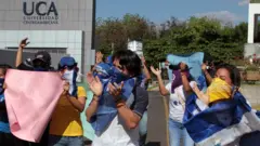 Estudiantes universitarios protestan (imagen de archivo)