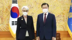문재인 대통령이 22일 청와대에서 웬디 셔먼 미국 국무부 부장관을 접견하며 기념촬영을 하고 있다