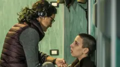 Agustina Macri com Vera Spinetta durante as filmagens de 'Soledad'