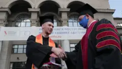 Студенты на выпускной церемонии