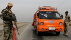 Mobil di pinggiran ibu kota Kabul