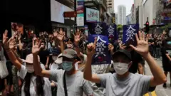হংকংএর রাস্তায় বিক্ষোভকারীরা