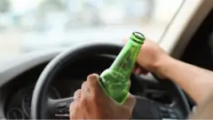 Igo ọti lọwọ awakọ