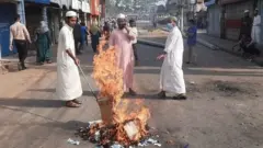 গত ২৮শে মার্চ হেফাজতে ইসলামের ডাকা হরতালের সময় ব্রাহ্মণবাড়িয়ায় রাস্তায় আগুন জ্বালিয়ে অবরোধ করে হরতাল সমর্থকরা। (ফাইল ফটো)