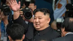 손을 흔드는 김정은 북한 국무위원장