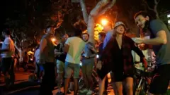 با تسهیل مقررات در نیمه شب ساکنان شهر در محل شوهوی جشن گرفتند