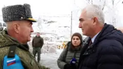 Rusiya generalı və azərbaycanlı rəsmi arasında dialoq anı