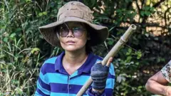 कचिन प्रांत में पीडीएफ़ के लड़ाके नवंबर 2021 में देसी हथियारों के साथ