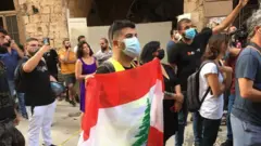 تجمع العشرات في الموقع آملين حصول قصة نجاة معجزة