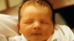 इयन मक्लिओडका छोराको बाल्यकालको तस्बिर