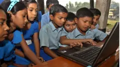 শিক্ষার্থী দূরশিক্ষণে।