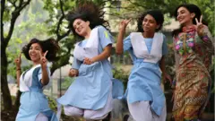 স্কুল ছাত্রী উদযাপন