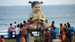 విశాఖనగరంలోని ఆర్కే బీచ్‌లో ఉన్న చిన్నారి విగ్రహం(పాత చిత్రం)