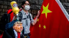 Угрозы Трампа возмутили китайцев. Протест у американского консульства в Гонконге