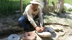 Археолог окумуштуу Кубат Табалдиев быйыл Кочкор өрөөнүнөн болжолу XVII кылымга таандык турак-үйдүн ордун тапты.