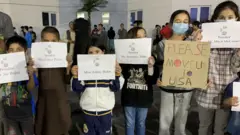 صورة ملف تُظهر أطفالًا أفغان في منشأة سكنية لطالبي اللجوء في أبو ظبي احتجاجاً على فشل الولايات المتحدة في إعادة توطينهم (13 فبراير/ شباط 2022)