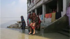বন্যায় দূর্গত স্থানীয় বাসিন্দারা
