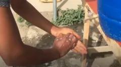መናእሰይ ደቀንስትዮ ኣብ ጎደናታት መቐለ ምሕጻብ ኢድ ይምህራ ኣለዋ