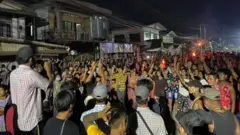 အဖြိုခွဲမခံရမီပဲခူးမြို့မဂ္ဂတစ်ခံတပ်မှာညသပိတ်ပြုလုပ်ခဲ့ကြ