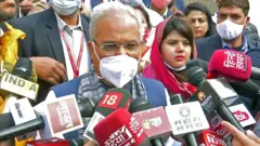 नोएडा में कांग्रेस उम्मीदवार के पक्ष में डोर-टू-डोर कैम्पेन करते भूपेश बघेल