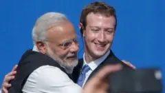 প্রধানমন্ত্রী মোদী এবং ফেসবুক প্রতিষ্ঠাতা মার্ক জাকারবার্গ। ছবিটি ২০১৫ সালে তোলা।