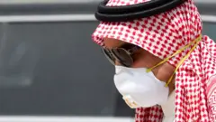 رجل يمشي في العاصمة الرياض يوم 15 مارس