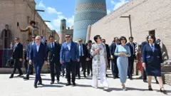 Президент Мирзиёев ва Президент Жапаров ва Ўзбекистон ва Қирғизистон биринчи хонимлари Хивадаги Ичан-Қалъа мажмуасида